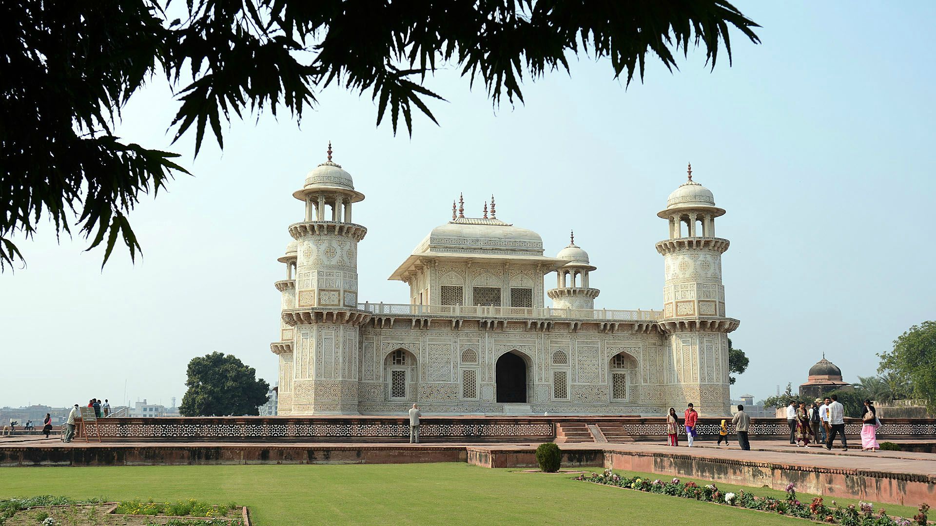 Tomb of Itimad-Ud-Daulah - XVII wieczne mauzoleum z białego marmuru (mały Taj)